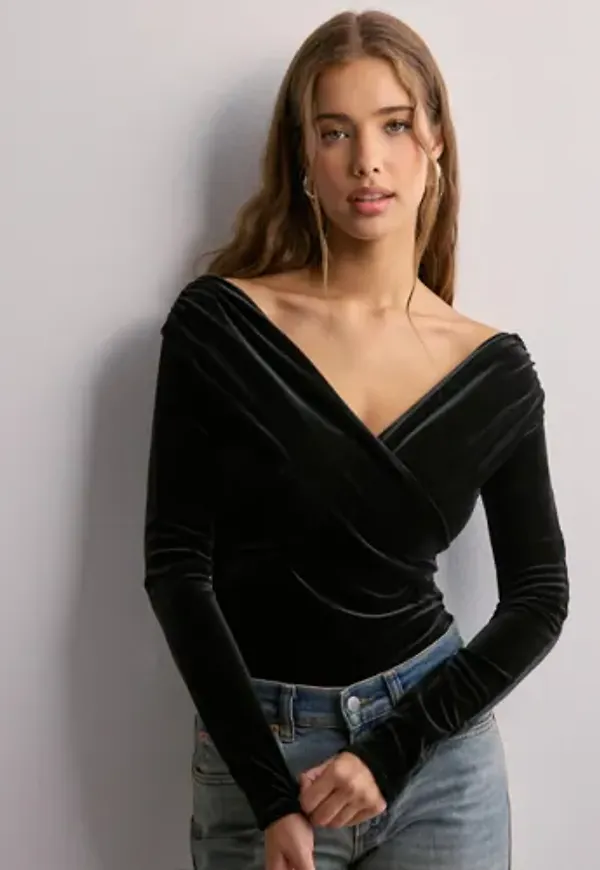 Nelly - Svart - Velvet Wrap Body