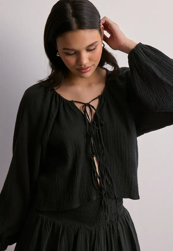 Nelly - Svart - Volume Tied Blouse