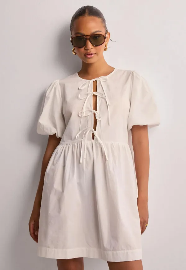 Nelly - Vit - Bow Puff Sleeve Dress