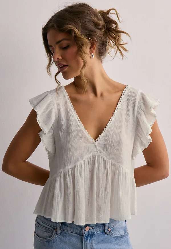 Nelly - Vit - Cute Frill Top