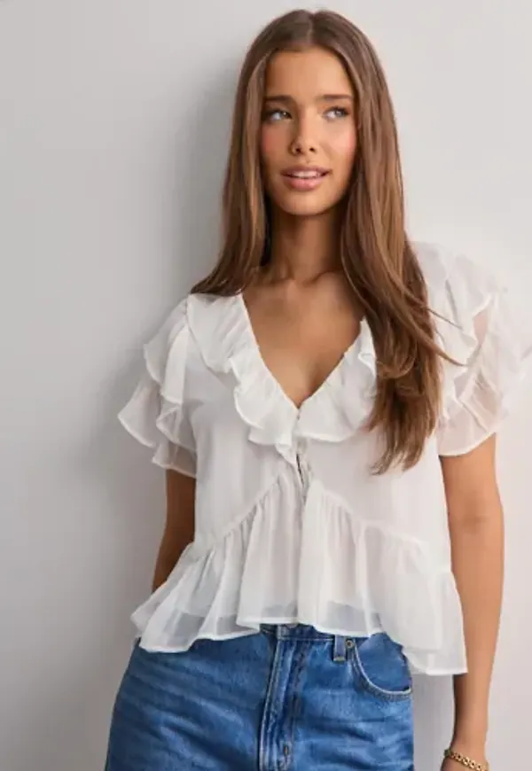Nelly - Vit - Dreamy Flounce Blouse