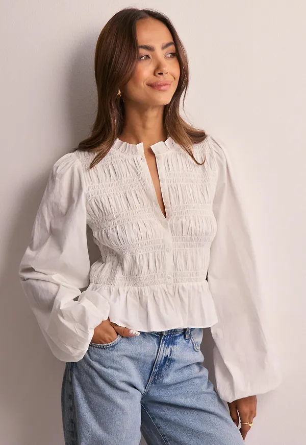 Nelly - Vit - Flirty Smock Blouse