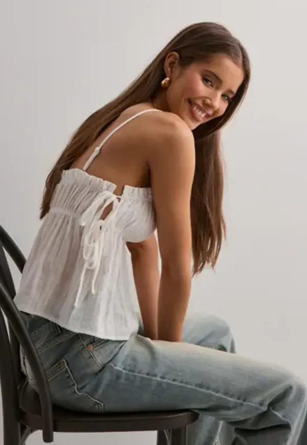 Nelly - Vit - Flowy Detail Top