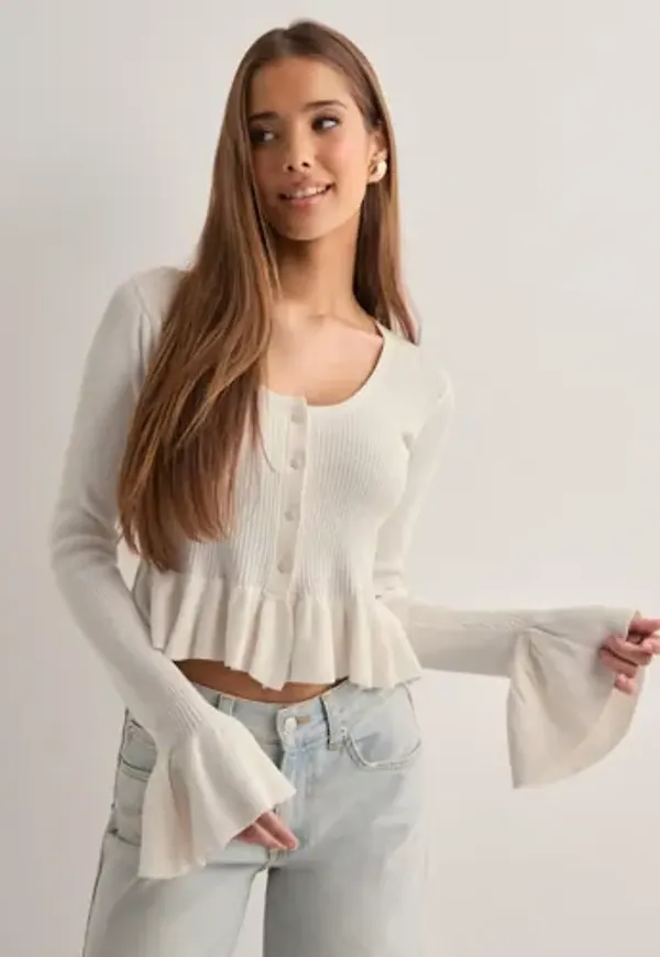 Nelly - Vit - Long Sleeve Flounce Knit Top