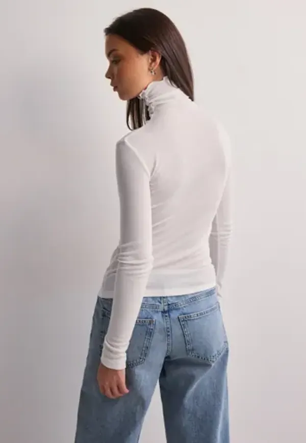 Nelly - Vit - Soft Turtleneck Top