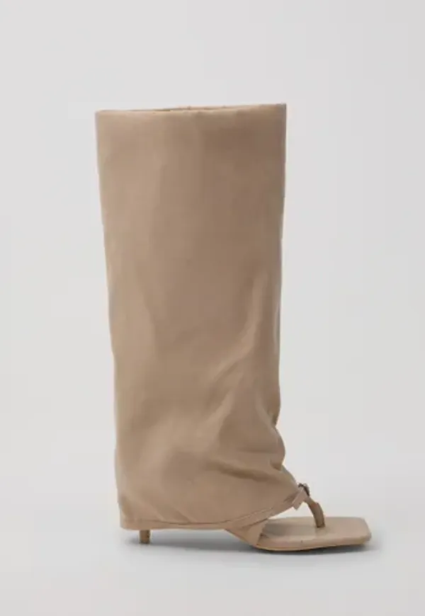 Nelly - Beige - Spring Thong Soft Boot