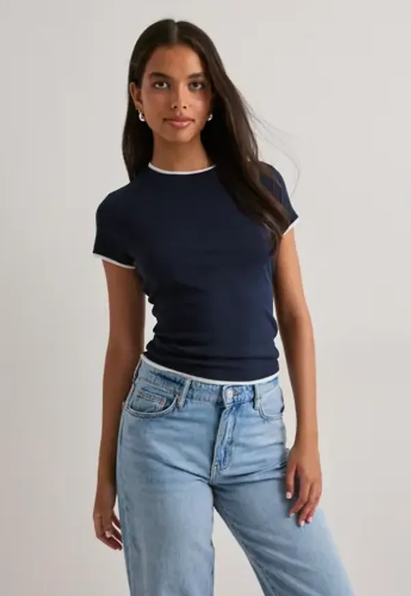 Nelly - Blå - Double Look Tee