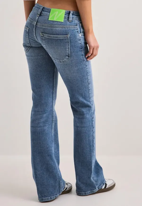 Nelly - Blå - Low Waist Round Pocket Jeans