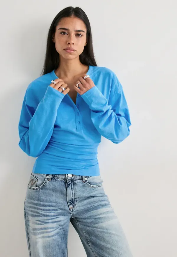 Nelly - Blå - Shoulder Focus Button Top