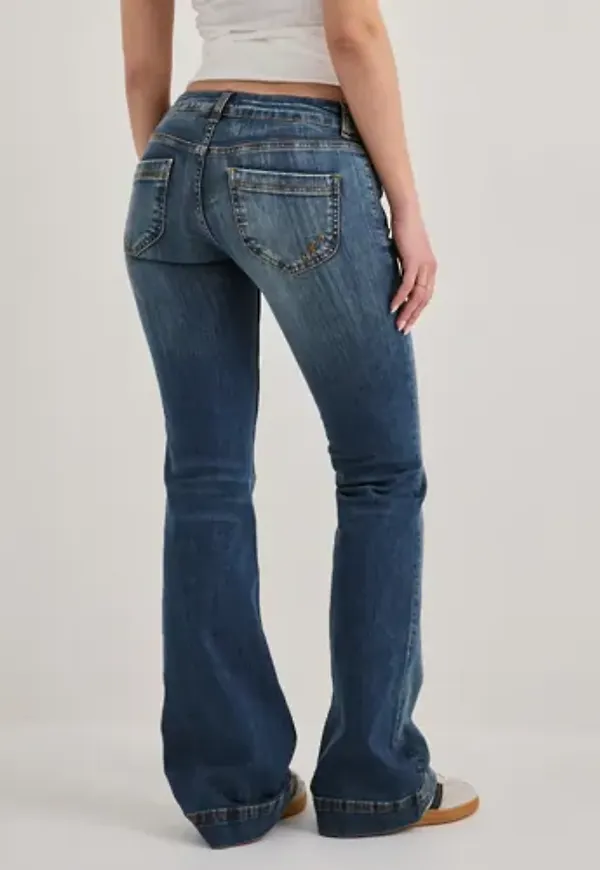 Nelly - Blå - Super Low Heart Pocket Bootcut Jeans