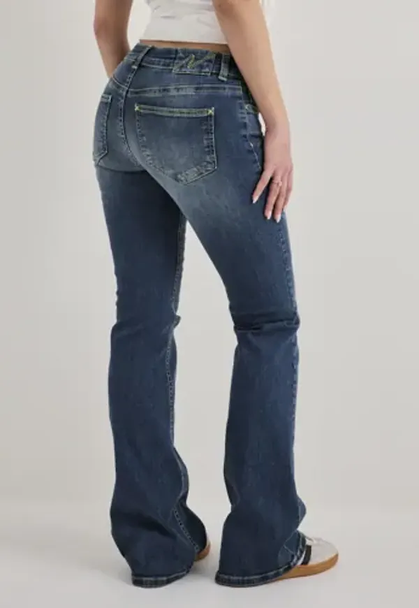 Nelly - Blå - Super Low Waist Bootcut Jeans