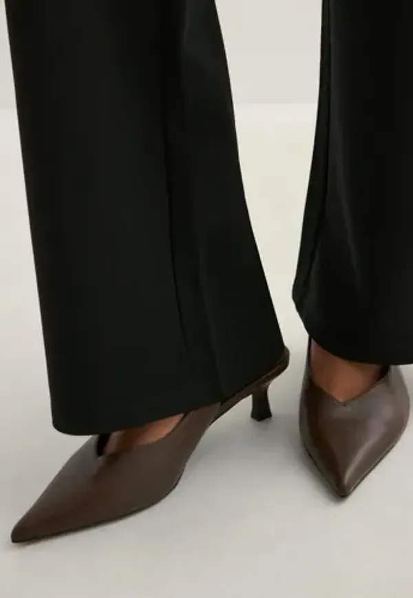 Nelly - Brun - Thin V-Shape Slingback