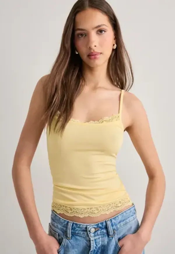 Nelly - Gul - Soft Lace Detail Singlet
