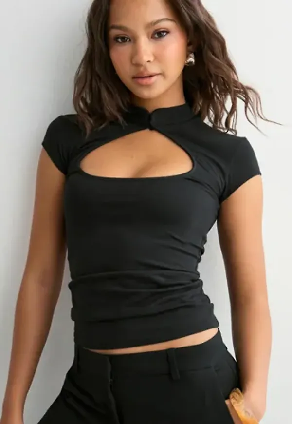 Nelly - Svart - Amazing Keyhole Tee