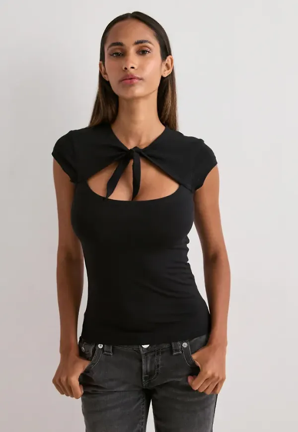 Nelly - Svart - Amazing Keyhole Tie Tee