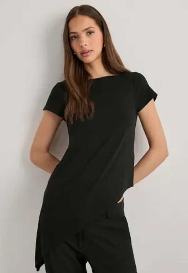 Nelly - Svart - Asymmetric Flowy Tee