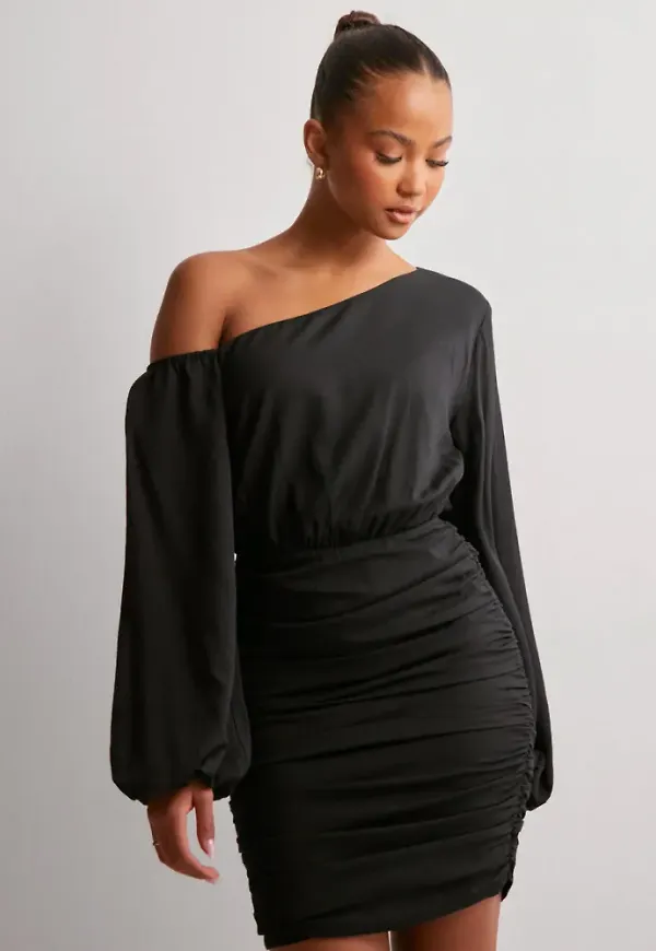Nelly - Svart - Asymmetric Ruched Dress
