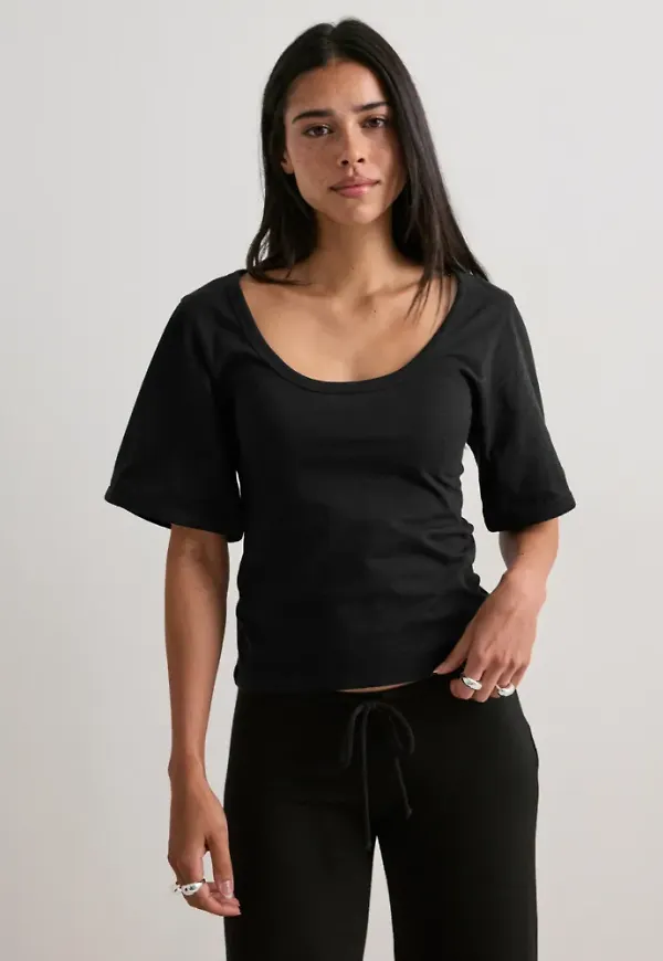Nelly - Svart - Batwing Sleeve Tee