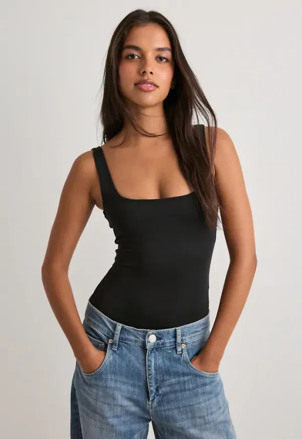 Nelly - Svart - Built In Bralette Square Body