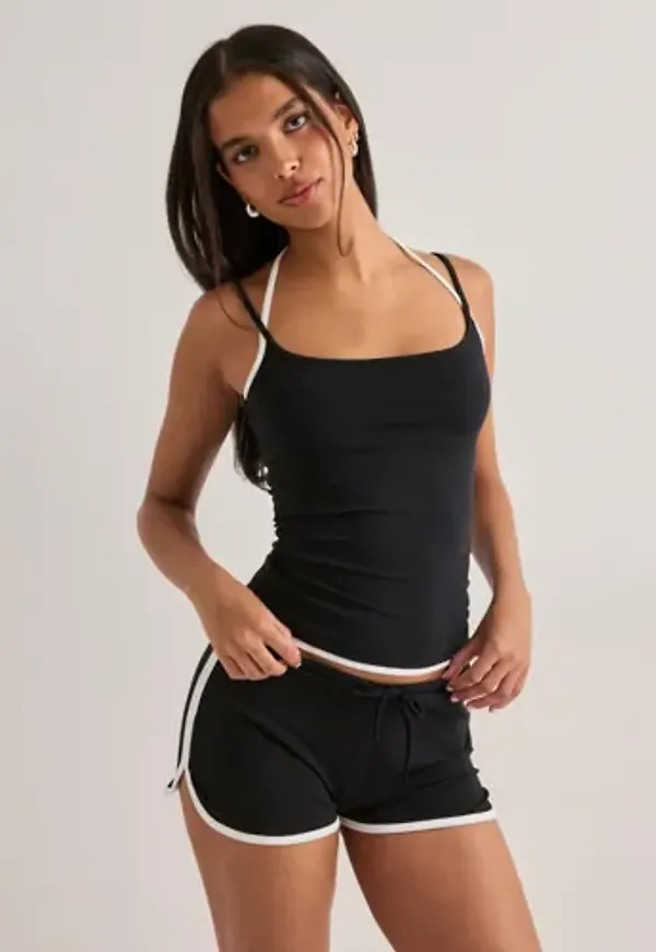 Nelly - Svart - Contrast Mini Shorts