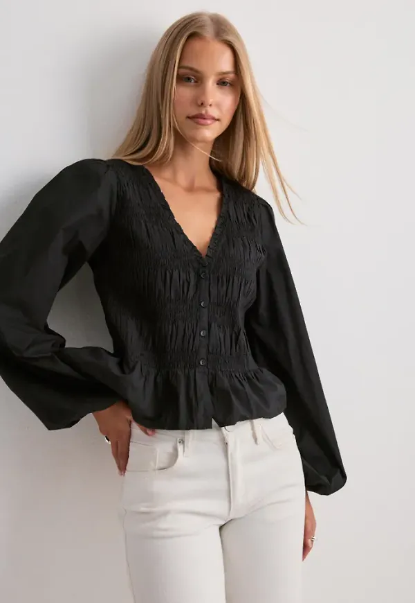 Nelly - Svart - Flirty V-neck Blouse