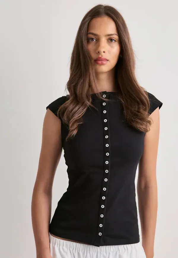 Nelly - Svart - Front Button Tee