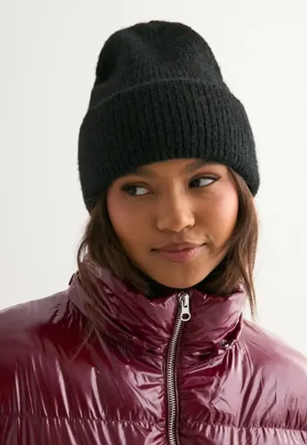 Nelly - Svart - Fuzzy Beanie