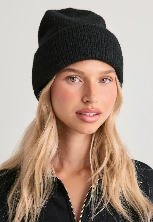 Nelly - Svart - Fuzzy Beanie
