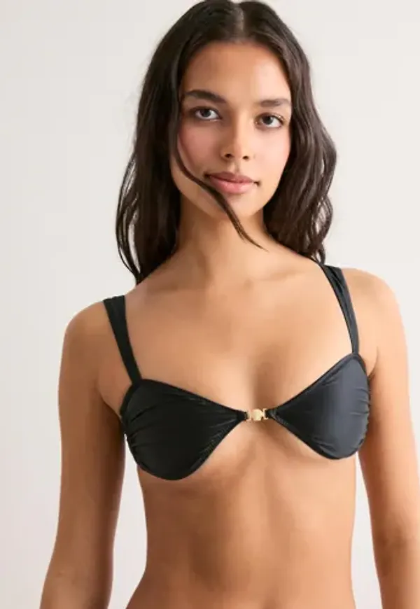 Nelly - Svart - Luxurious Curved Bikini Top