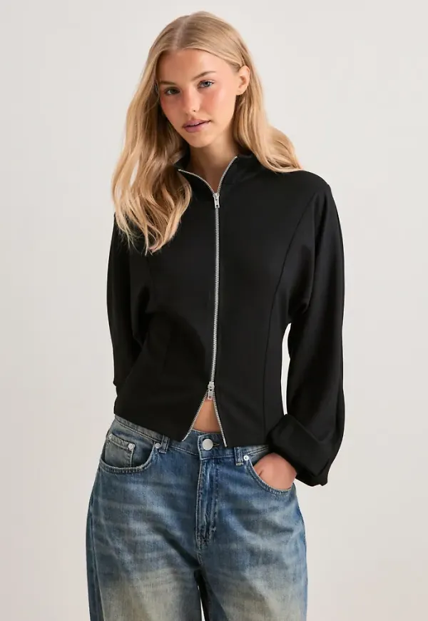 Nelly - Svart - Luxury Funnel Neck Zip