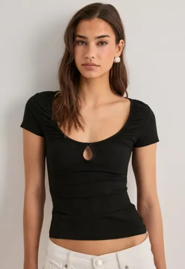 Nelly - Svart - Rouched Keyhole Tee