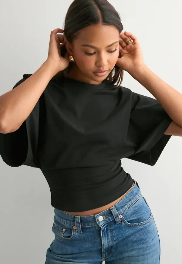 Nelly - Svart - Round Neck Wide Sleeve Tee