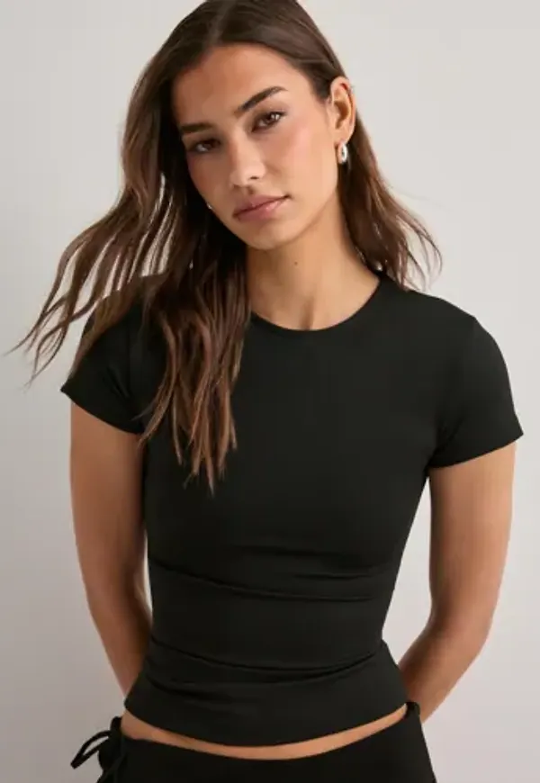 Nelly - Svart - Sculpting Tee