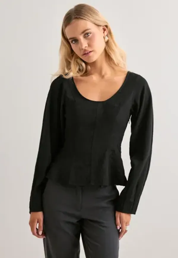 Nelly - Svart - Shaped V-neck Blouse