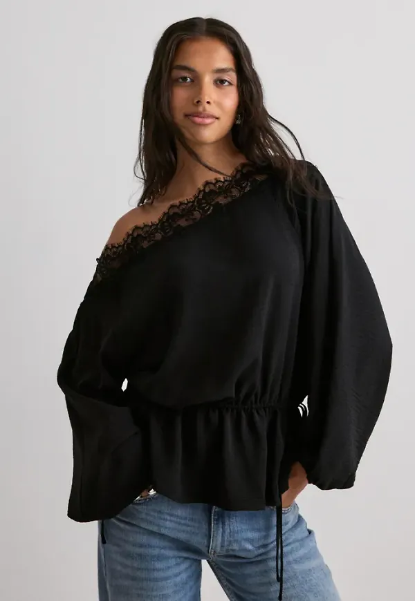 Nelly - Svart - Slouchy Lace Blouse