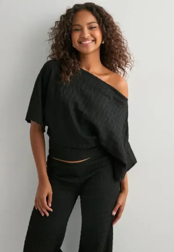 Nelly - Svart - Stunning Structure Tee