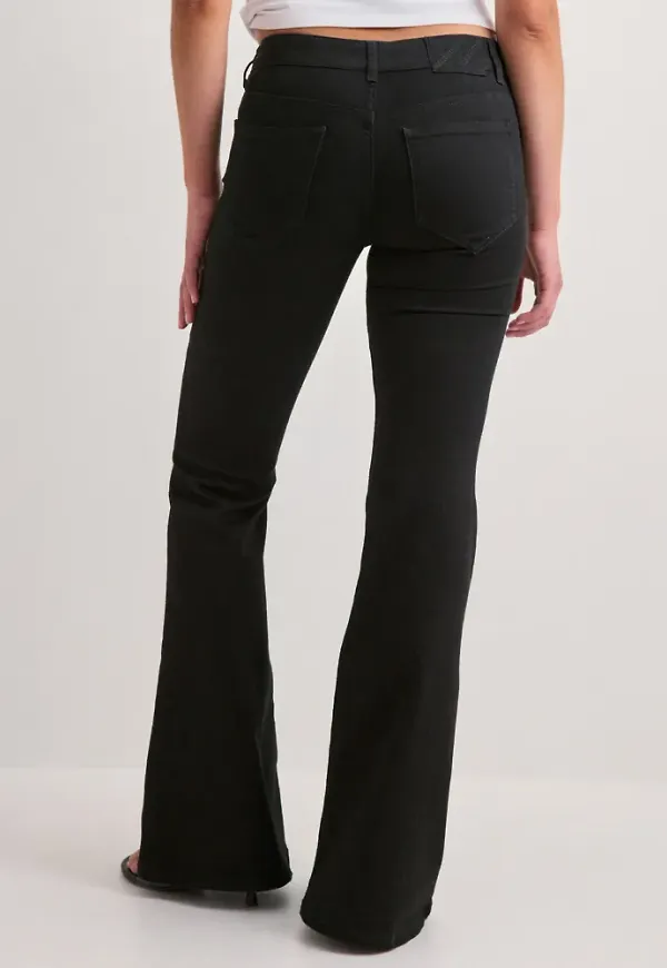 Nelly - Svart - Super Flare Jeans