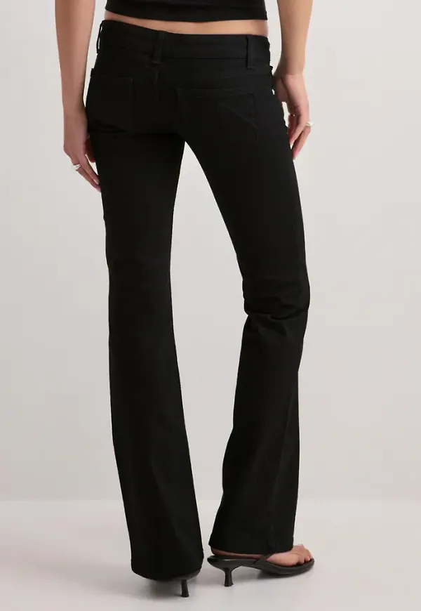 Nelly - Svart - Ultra Low Bootcut Jeans