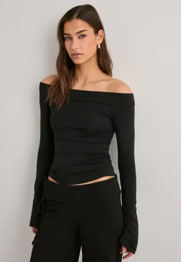 Nelly - Svart - Ultra Soft Off Shoulder Top