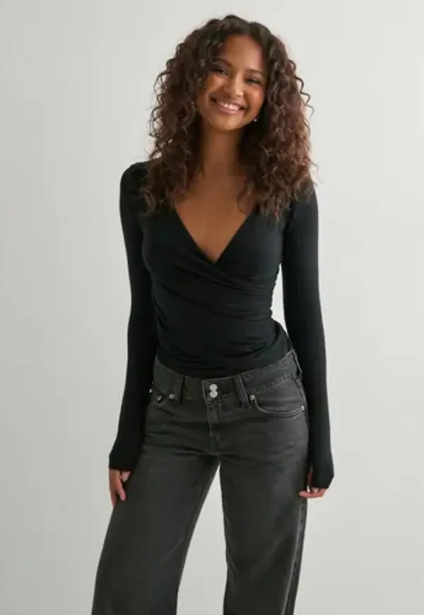 Nelly - Svart - Ultra Soft Wrap Top