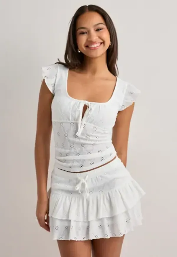 Nelly - Vit - Broderie Anglais Mini Skirt