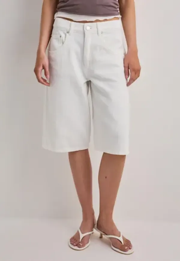 Nelly - Vit - Buckle Long Jeans Shorts