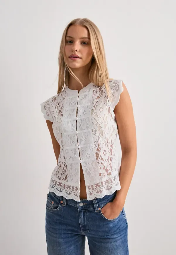 Nelly - Vit - Buttoned Full Lace Top