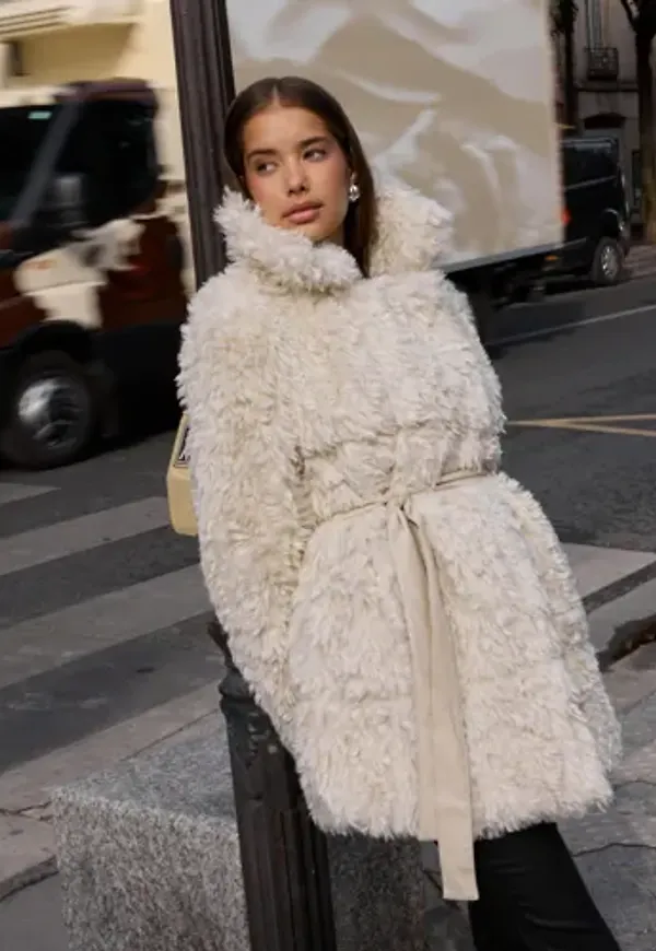 Nelly - Vit - Cosy Short Fur Coat