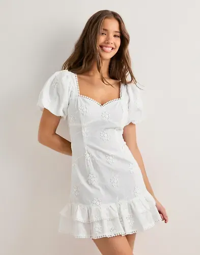 Nelly - Vit - Cute Embroidered Dress