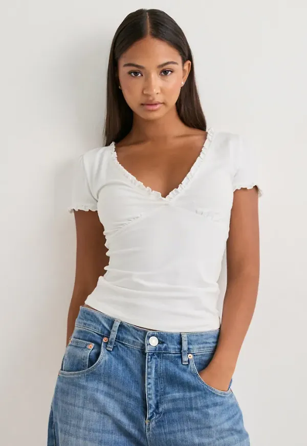 Nelly - Vit - Cute V Neck Frill Top