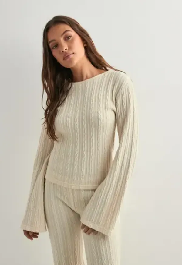 Nelly - Vit - Cutest Chill Sweater