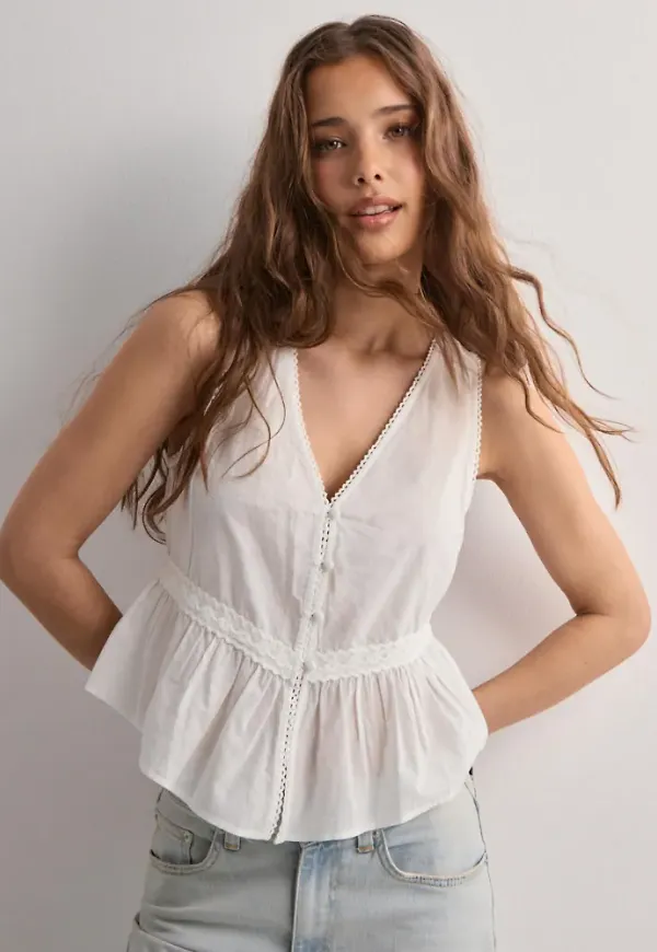 Nelly - Vit - Effortless Lace Top