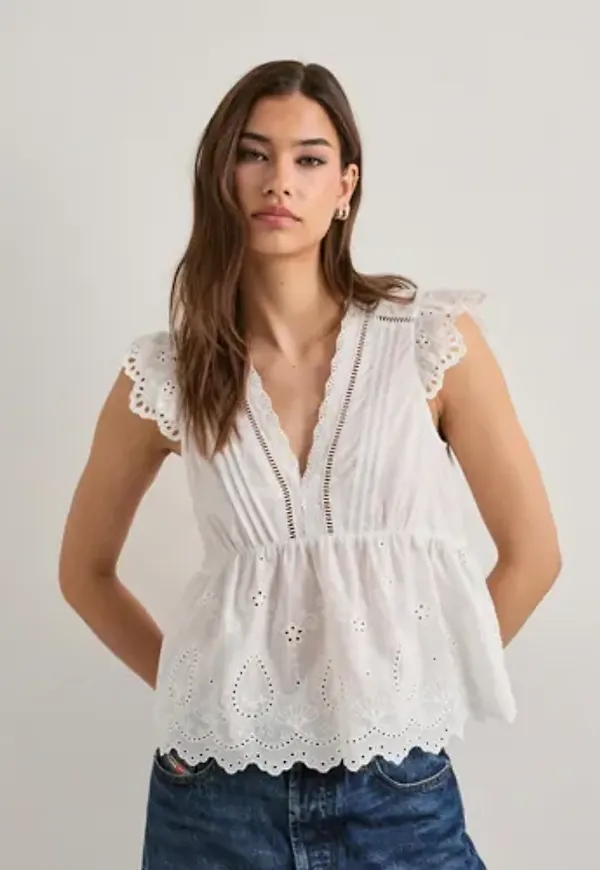 Nelly - Vit - Embroidered Flounce Blouse