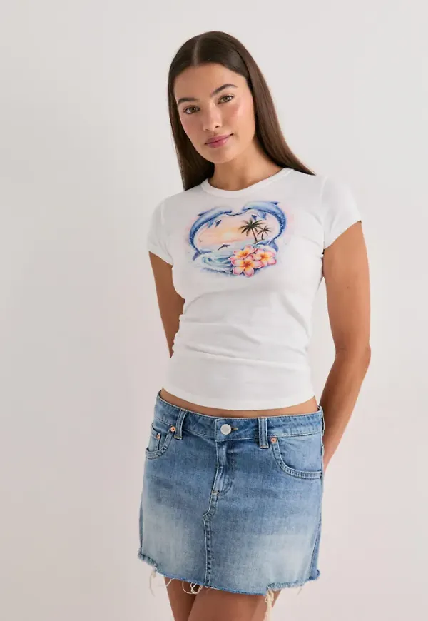 Nelly - Vit - Essential Print Tee